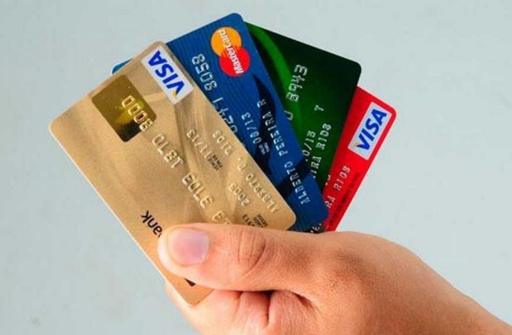 ¿Tarjetas de crédito o débito? Elige la mejor según tus hábitos de gasto.